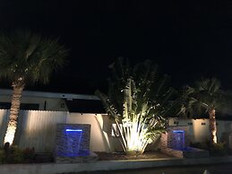 The Colony Club Inn & Suites