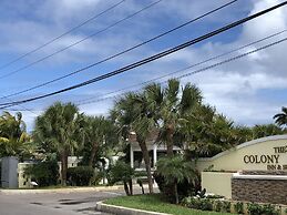 The Colony Club Inn & Suites