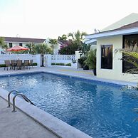 The Colony Club Inn & Suites