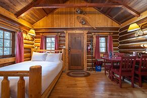 Storm Mountain Lodge Cabins & Dining