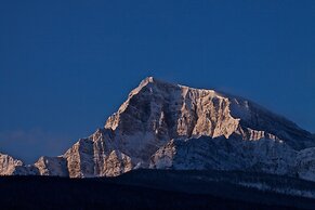 Storm Mountain Lodge Cabins & Dining