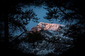 Storm Mountain Lodge Cabins & Dining