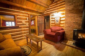 Storm Mountain Lodge Cabins & Dining