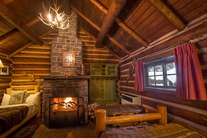 Storm Mountain Lodge Cabins & Dining