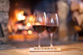 Storm Mountain Lodge Cabins & Dining