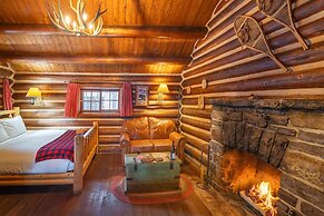 Storm Mountain Lodge Cabins & Dining