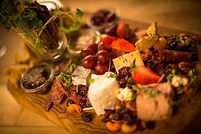 Storm Mountain Lodge Cabins & Dining