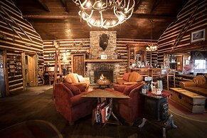 Storm Mountain Lodge Cabins & Dining