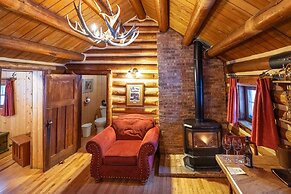 Storm Mountain Lodge Cabins & Dining