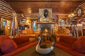 Storm Mountain Lodge Cabins & Dining