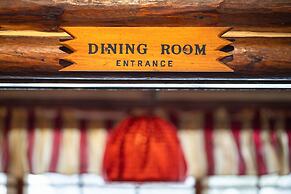 Storm Mountain Lodge Cabins & Dining