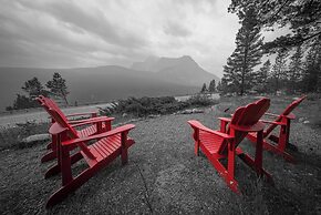 Storm Mountain Lodge Cabins & Dining