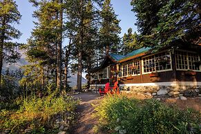 Storm Mountain Lodge Cabins & Dining