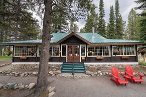 Storm Mountain Lodge Cabins & Dining