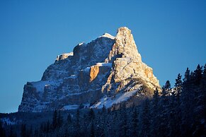 Storm Mountain Lodge Cabins & Dining