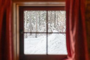 Storm Mountain Lodge Cabins & Dining