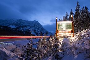 Storm Mountain Lodge Cabins & Dining