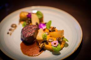 Storm Mountain Lodge Cabins & Dining