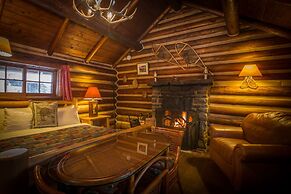 Storm Mountain Lodge Cabins & Dining