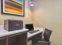 La Quinta Inn & Suites by Wyndham Niagara Falls