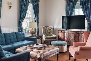 Stone Mountain Manor