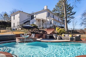 Stone Mountain Manor