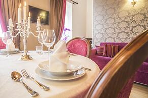 Lady Capulet Apartments