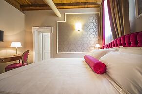 Lady Capulet Apartments