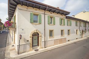 Lady Capulet Apartments