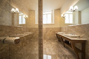 Lady Capulet Apartments