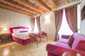 Lady Capulet Apartments