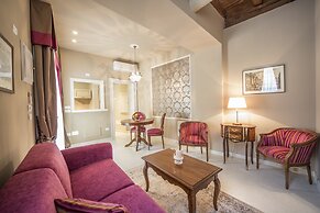 Lady Capulet Apartments