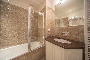 Lady Capulet Apartments