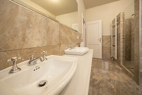 Lady Capulet Apartments