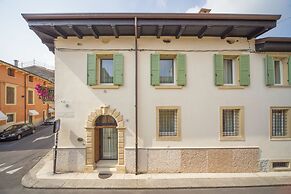 Lady Capulet Apartments