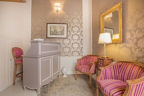 Lady Capulet Apartments