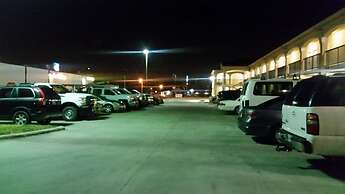 Crossroads Inn & Suites