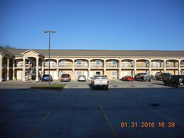 Crossroads Inn & Suites