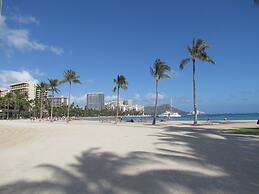 Waikiki Banyan - Walk to the Beach