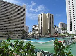 Waikiki Banyan - Walk to the Beach