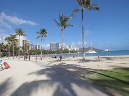 Waikiki Banyan - Walk to the Beach