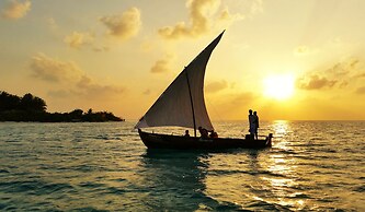 Dhiffushi White Sand Beach Hotel