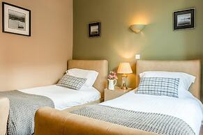 The Lounge Hotel and Bar