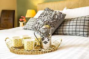 The Lounge Hotel and Bar