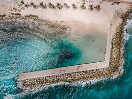 Majestic City Suites & Beach Hotel