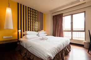 W Studio Resort Suites at Pyramid Tower