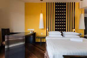 W Studio Resort Suites at Pyramid Tower