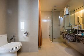 W Studio Resort Suites at Pyramid Tower