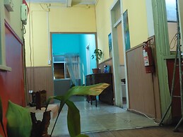Hostal Tricontinental