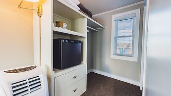 Bearskin Neck Motor Lodge